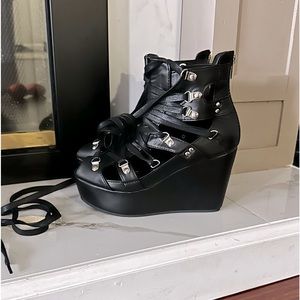 Leatherette, wedges with stripes